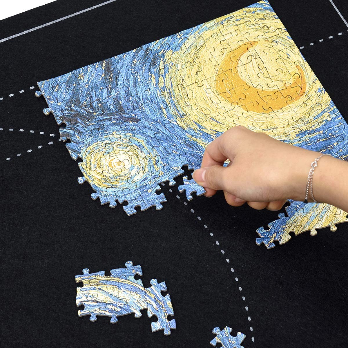 You can easily store and move large puzzles with this puzzle accessory. It is easy to roll up with the inflatable tube. The kit comes with a non-slip felt mat, elastic fasteners and an inflatable tube.